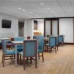 Hampton Inn & Suites Omaha-Downtown 