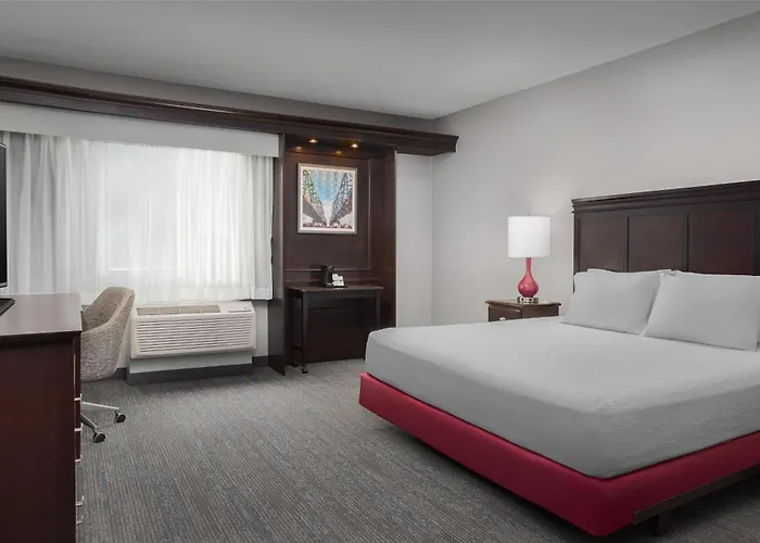 Hampton Inn & Suites Omaha-Downtown
